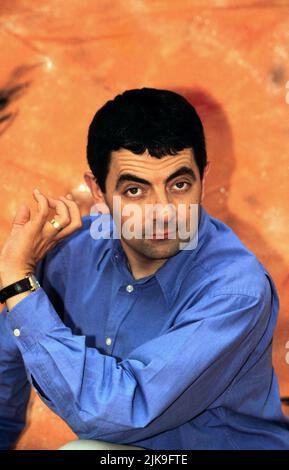 Rowan Atkinson Film: Bean (UK/USA 1997) Charaktere: Mr. Bean Regie: Mel Smith 03 July 1997 **WARNUNG** Dieses Foto ist nur für redaktionelle Zwecke bestimmt und unterliegt dem Copyright des VON der Film- oder Produktionsfirma beauftragten ARBEITSTITELS und/oder Fotografen und kann nur von Publikationen im Zusammenhang mit der Bewerbung des oben genannten Films reproduziert werden. Ein Pflichtnachweis für DEN ARBEITSTITEL ist erforderlich. Der Fotograf sollte auch bei Bekanntwerden des Fotos gutgeschrieben werden. Ohne schriftliche Genehmigung der Film Company kann keine kommerzielle Nutzung gewährt werden. Stockfoto