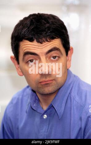 Rowan Atkinson Film: Bean (UK/USA 1997) Charaktere: Mr. Bean Regie: Mel Smith 03 July 1997 **WARNUNG** Dieses Foto ist nur für redaktionelle Zwecke bestimmt und unterliegt dem Copyright des VON der Film- oder Produktionsfirma beauftragten ARBEITSTITELS und/oder Fotografen und kann nur von Publikationen im Zusammenhang mit der Bewerbung des oben genannten Films reproduziert werden. Ein Pflichtnachweis für DEN ARBEITSTITEL ist erforderlich. Der Fotograf sollte auch bei Bekanntwerden des Fotos gutgeschrieben werden. Ohne schriftliche Genehmigung der Film Company kann keine kommerzielle Nutzung gewährt werden. Stockfoto