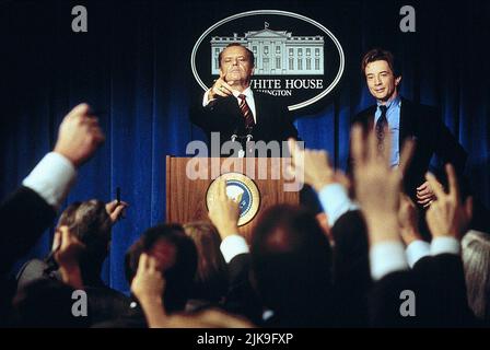 Jack Nicholson & Martin Kurzfilm: Mars Attackiert! (USA 1996) Charaktere: Präsident James Dale & Pressesekretär Jerry Ross Direktor: Tim Burton 12 December 1996 **WARNUNG** Dieses Foto ist nur für redaktionelle Verwendung bestimmt und unterliegt dem Copyright von WARNER BROS. Und/oder des Fotografen, der von der Film- oder Produktionsfirma beauftragt wurde und nur durch Publikationen im Zusammenhang mit der Bewerbung des oben genannten Films reproduziert werden kann. Eine obligatorische Gutschrift an WARNER BROS. Ist erforderlich. Der Fotograf sollte auch bei Bekanntwerden des Fotos gutgeschrieben werden. Ohne schriftliche Genehmigung der Film Company kann keine kommerzielle Nutzung gewährt werden. Stockfoto