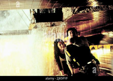 Amy Brenneman & Sylvester Stallone Film: Daylight (USA 1996) Charaktere: Madelyne Thompson & Kit Latura Regie: Rob Cohen 06 December 1996 **WARNUNG** Dieses Foto ist nur für redaktionelle Verwendung bestimmt und unterliegt dem Copyright von UNIVERSAL-BILDERN und/oder dem Fotografen, der von der Film- oder Produktionsfirma beauftragt wurde und darf nur von Publikationen im Zusammenhang mit der Bewerbung des oben genannten Films reproduziert werden. Eine obligatorische Gutschrift für UNIVERSELLE BILDER ist erforderlich. Der Fotograf sollte auch bei Bekanntwerden des Fotos gutgeschrieben werden. Ohne schriftliche Genehmigung der Film Company kann keine kommerzielle Nutzung gewährt werden. Stockfoto