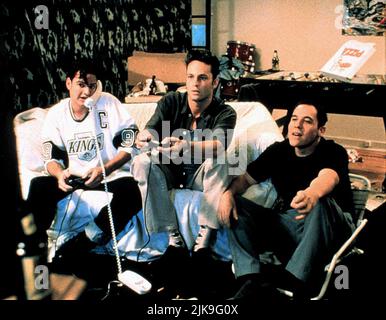 Patrick Van Horn, Vince Vaughn & Jon Favreau Film: Swingers (1996) Charaktere: Sue,Trent Walker & Mike Peters Regie: Doug Liman 31. August 1996 **WARNUNG** Dieses Foto ist nur für redaktionelle Zwecke bestimmt und unterliegt dem Copyright von PATHE und/oder des Fotografen, der von der Film- oder Produktionsfirma beauftragt wurde, und kann nur durch Publikationen im Zusammenhang mit der Bewerbung des oben genannten Films reproduziert werden. Eine obligatorische Gutschrift an PATHE ist erforderlich. Der Fotograf sollte auch bei Bekanntwerden des Fotos gutgeschrieben werden. Ohne schriftliche Genehmigung der Film Company kann keine kommerzielle Nutzung gewährt werden. Stockfoto