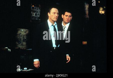 Christopher Walken & Chris Penn Film: The Funeral (USA 1996) Charaktere: Ray Tempio & Ted Tempio Regie: Abel Ferrara 03. September 1996 **WARNUNG** Dieses Foto ist nur für redaktionelle Zwecke bestimmt und unterliegt dem Copyright von OKTOBERFILMEN und/oder dem von der Film- oder Produktionsfirma beauftragten Fotografen.Es kann nur von Publikationen im Zusammenhang mit der Bewerbung des oben genannten Films reproduziert werden. Eine obligatorische Gutschrift für FILME IM OKTOBER ist erforderlich. Der Fotograf sollte auch bei Bekanntwerden des Fotos gutgeschrieben werden. Ohne schriftliche Genehmigung der Film Company kann keine kommerzielle Nutzung gewährt werden. Stockfoto