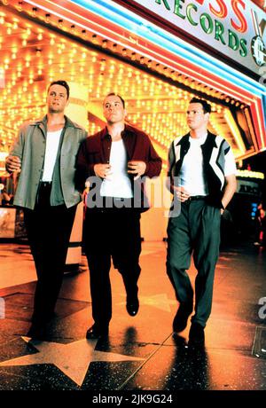 Vince Vaughn, Jon Favreau & Patrick Van Horn Film: Swingers (1996) Charaktere: Trent Walker,Mike Peters & Sue Regie: Doug Liman 31. August 1996 **WARNUNG** Dieses Foto ist nur für redaktionelle Zwecke bestimmt und unterliegt dem Copyright von PATHE und/oder des Fotografen, der von der Film- oder Produktionsfirma beauftragt wurde, und kann nur durch Publikationen im Zusammenhang mit der Bewerbung des oben genannten Films reproduziert werden. Eine obligatorische Gutschrift an PATHE ist erforderlich. Der Fotograf sollte auch bei Bekanntwerden des Fotos gutgeschrieben werden. Ohne schriftliche Genehmigung der Film Company kann keine kommerzielle Nutzung gewährt werden. Stockfoto