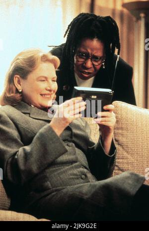 Dianne Wiest & Whoopi Goldberg Film: The Associate (1996) Charaktere: Sally Dugan & Laurel Ayres Regie: Donald Petrie 25 October 1996 **WARNUNG** Dieses Foto ist nur für den redaktionellen Gebrauch bestimmt und unterliegt dem Copyright der VON der Film- oder Produktionsfirma beauftragten BILDER VON BUENA VISTA und/oder des Fotografen und kann nur von Publikationen im Zusammenhang mit der Bewerbung des oben genannten Films reproduziert werden. Eine obligatorische Gutschrift für BUENA VISTA-BILDER ist erforderlich. Der Fotograf sollte auch bei Bekanntwerden des Fotos gutgeschrieben werden. Ohne schriftliche Genehmigung der Film Company kann keine kommerzielle Nutzung gewährt werden. Stockfoto