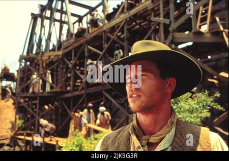 Val Kilmer Film: The Ghost and the Darkness (USA/DE 1996) Charaktere: Col. John Henry Patterson Regie: Stephen Hopkins 11 October 1996 **WARNUNG** Dieses Foto ist nur für redaktionelle Zwecke bestimmt und unterliegt dem Copyright von PARAMOUNT PICTURES und/oder des Fotografen, der von der Film- oder Produktionsfirma beauftragt wurde und darf nur von Publikationen im Zusammenhang mit der Bewerbung des oben genannten Films reproduziert werden. Eine obligatorische Gutschrift für PARAMOUNT-BILDER ist erforderlich. Der Fotograf sollte auch bei Bekanntwerden des Fotos gutgeschrieben werden. Ohne schriftliche Genehmigung der Film Company kann keine kommerzielle Nutzung gewährt werden. Stockfoto