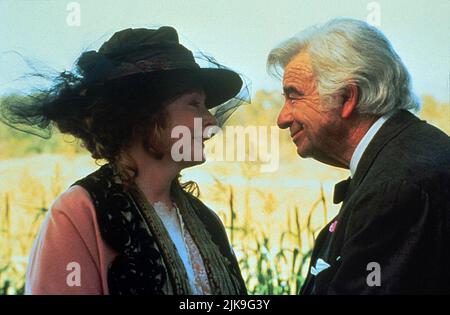 Piper Laurie & Walter Matthau Film: The Grass Harp (1996) Charaktere: Dolly Talbo & Judge Charlie Cool Regie: Charles Matthau 10 September 1995 **WARNUNG** Dieses Foto ist nur für redaktionelle Zwecke bestimmt und unterliegt dem Copyright von PATHE und/oder des Fotografen, der von der Film- oder Produktionsfirma beauftragt wurde, und kann nur durch Publikationen im Zusammenhang mit der Bewerbung des oben genannten Films reproduziert werden. Eine obligatorische Gutschrift an PATHE ist erforderlich. Der Fotograf sollte auch bei Bekanntwerden des Fotos gutgeschrieben werden. Ohne schriftliche Genehmigung der Film Company kann keine kommerzielle Nutzung gewährt werden. Stockfoto