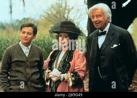 Edward Furlong, Piper Laurie & Walter Matthau Film: The Grass Harp (1995) Charaktere: Collin Fenwick,Dolly Talbo & Judge Charlie Cool Regie: Charles Matthau 10 September 1995 **WARNUNG** Dieses Foto ist nur für redaktionelle Zwecke bestimmt und unterliegt dem Copyright von PATHE und/oder des Fotografen, der von der Film- oder Produktionsfirma beauftragt wurde, und kann nur durch Publikationen im Zusammenhang mit der Bewerbung des oben genannten Films reproduziert werden. Eine obligatorische Gutschrift an PATHE ist erforderlich. Der Fotograf sollte auch bei Bekanntwerden des Fotos gutgeschrieben werden. Ohne schriftliche Genehmigung der Film Compa kann keine kommerzielle Nutzung gewährt werden Stockfoto