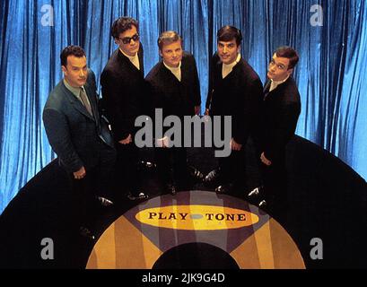 Tom Hanks, Tom Everett Scott, Steve Zahn, Johnathon Schaech & Ethan Embry Film: That Thing You Do (1996) Charaktere: Mr. White,Guy Patterson,Lenny Haise,Jimmy Mattingly & T. B. Spielerregisseur: Tom Hanks 14. September 1996 **WARNUNG** Dieses Foto ist nur für redaktionelle Verwendung bestimmt und unterliegt dem Copyright von 20. CENTURY FOX und/oder des Fotografen, der von der Film- oder Produktionsfirma beauftragt wurde und darf nur von Publikationen im Zusammenhang mit der Bewerbung des oben genannten Films reproduziert werden. Eine obligatorische Gutschrift an 20. CENTURY FOX ist erforderlich. Der Fotograf sollte auch bei Bekanntwerden des Fotos gutgeschrieben werden. Keine Kommercia Stockfoto