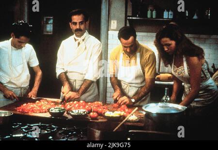 Marc Antony, Tony Shalhoub, Stanley Tucci & Minnie Driver Film: Big Night (1996) Charaktere: ,Primo,Secondo & Phyllis Regie: Campbell Scott 24 January 1996 **WARNUNG** Dieses Foto ist nur für redaktionelle Verwendung bestimmt und unterliegt dem Copyright der FIRMA SAMUEL GOLDWYN und/oder des Fotografen, der von der Film- oder Produktionsfirma beauftragt wurde.Es kann nur von Publikationen im Zusammenhang mit der Bewerbung des oben genannten Films reproduziert werden. Eine obligatorische Gutschrift an DIE FIRMA SAMUEL GOLDWYN ist erforderlich. Der Fotograf sollte auch bei Bekanntwerden des Fotos gutgeschrieben werden. Eine kommerzielle Nutzung kann ohne schriftliche Genehmigung von nicht gewährt werden Stockfoto