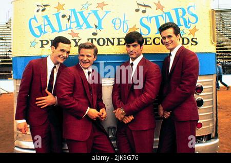 Ethan Embry Steve ,Zahn, Johnathon Schaech & Tom Everett Scott Film: That Thing You Do (1996) Charaktere: ,,Jimmy Mattingly & Guy Patterson Regie: Tom Hanks 14. September 1996 **WARNUNG** Dieses Foto ist nur für redaktionelle Verwendung bestimmt und unterliegt dem Copyright von 20. CENTURY FOX und/oder des Fotografen, der von der Film- oder Produktionsfirma beauftragt wurde und darf nur von Publikationen im Zusammenhang mit der Bewerbung des oben genannten Films reproduziert werden. Eine obligatorische Gutschrift an 20. CENTURY FOX ist erforderlich. Der Fotograf sollte auch bei Bekanntwerden des Fotos gutgeschrieben werden. Ohne schriftliche Genehmigung kann keine kommerzielle Nutzung gewährt werden Stockfoto