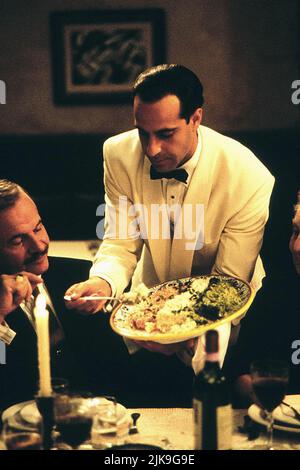 Ian Holm & Stanley Tucci Film: Big Night (1996) Charaktere: Pascal & Secondo Regie: Campbell Scott 24 January 1996 **WARNUNG** Dieses Foto ist nur für redaktionelle Verwendung bestimmt und unterliegt dem Copyright der FIRMA SAMUEL GOLDWYN und/oder des Fotografen, der von der Film- oder Produktionsfirma beauftragt wurde.Es kann nur von Publikationen im Zusammenhang mit der Bewerbung des oben genannten Films reproduziert werden. Eine obligatorische Gutschrift an DIE FIRMA SAMUEL GOLDWYN ist erforderlich. Der Fotograf sollte auch bei Bekanntwerden des Fotos gutgeschrieben werden. Ohne schriftliche Genehmigung der Film Company kann keine kommerzielle Nutzung gewährt werden. Stockfoto