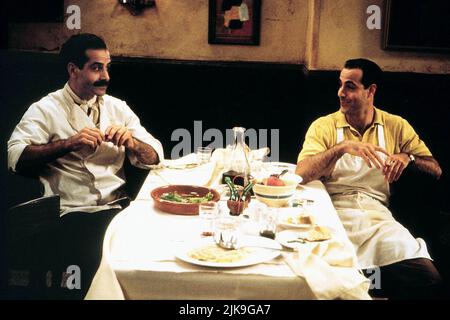 Tony Shalhoub & Stanley Tucci Film: Big Night (1996) Charaktere: Primo & Secondo Regie: Campbell Scott 24 January 1996 **WARNUNG** Dieses Foto ist nur für redaktionelle Verwendung bestimmt und unterliegt dem Copyright der FIRMA SAMUEL GOLDWYN und/oder des Fotografen, der von der Film- oder Produktionsfirma beauftragt wurde.Es kann nur von Publikationen im Zusammenhang mit der Bewerbung des oben genannten Films reproduziert werden. Eine obligatorische Gutschrift an DIE FIRMA SAMUEL GOLDWYN ist erforderlich. Der Fotograf sollte auch bei Bekanntwerden des Fotos gutgeschrieben werden. Ohne schriftliche Genehmigung der Film Company kann keine kommerzielle Nutzung gewährt werden. Stockfoto