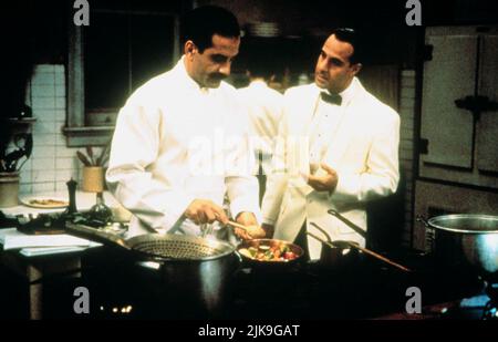 Tony Shalhoub & Stanley Tucci Film: Big Night (1996) Charaktere: Primo & Secondo Regie: Campbell Scott 24 January 1996 **WARNUNG** Dieses Foto ist nur für redaktionelle Verwendung bestimmt und unterliegt dem Copyright der FIRMA SAMUEL GOLDWYN und/oder des Fotografen, der von der Film- oder Produktionsfirma beauftragt wurde.Es kann nur von Publikationen im Zusammenhang mit der Bewerbung des oben genannten Films reproduziert werden. Eine obligatorische Gutschrift an DIE FIRMA SAMUEL GOLDWYN ist erforderlich. Der Fotograf sollte auch bei Bekanntwerden des Fotos gutgeschrieben werden. Ohne schriftliche Genehmigung der Film Company kann keine kommerzielle Nutzung gewährt werden. Stockfoto