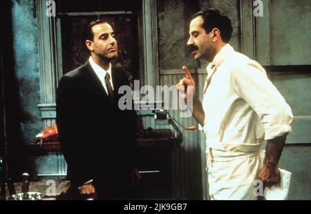 Stanley Tucci & Tony Shalhoub Film: Big Night (1996) Charaktere: Secondo & Primo Regie: Campbell Scott 24 January 1996 **WARNUNG** Dieses Foto ist nur für redaktionelle Verwendung bestimmt und unterliegt dem Copyright der FIRMA SAMUEL GOLDWYN und/oder des Fotografen, der von der Film- oder Produktionsfirma beauftragt wurde.Es kann nur von Publikationen im Zusammenhang mit der Bewerbung des oben genannten Films reproduziert werden. Eine obligatorische Gutschrift an DIE FIRMA SAMUEL GOLDWYN ist erforderlich. Der Fotograf sollte auch bei Bekanntwerden des Fotos gutgeschrieben werden. Ohne schriftliche Genehmigung der Film Company kann keine kommerzielle Nutzung gewährt werden. Stockfoto