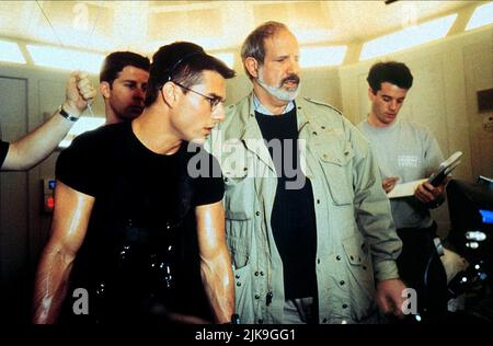 Tom Cruise & Brian De Palma Film: Mission: Impossible (USA 1996) Charaktere: Ethan Hunt & Regie: Brian De Palma 22 May 1996 **WARNUNG** Dieses Foto ist nur für redaktionelle Zwecke bestimmt und unterliegt dem Copyright von PARAMOUNT PICTURES und/oder des Fotografen, der von der Film- oder Produktionsfirma beauftragt wurde und darf nur von Publikationen im Zusammenhang mit der Bewerbung des oben genannten Films reproduziert werden. Eine obligatorische Gutschrift für PARAMOUNT-BILDER ist erforderlich. Der Fotograf sollte auch bei Bekanntwerden des Fotos gutgeschrieben werden. Ohne schriftliche Genehmigung der Film Company kann keine kommerzielle Nutzung gewährt werden. Stockfoto