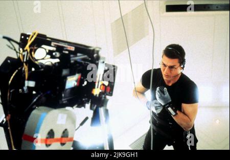 Tom Cruise Film Mission: Impossible (USA 1996) Charaktere: Ethan Hunt Regie: Brian de Palma 22. Mai 1996 **WARNUNG** dieses Foto ist nur für redaktionelle Zwecke bestimmt und unterliegt dem Urheberrecht von PARAMOUNT PICTURES und/oder dem Fotografen, der von der Film- oder Produktionsgesellschaft beauftragt wurde. Es kann nur durch Veröffentlichungen in Verbindung mit der Werbung für den oben genannten Film reproduziert werden. Es ist eine obligatorische Gutschrift erforderlich, um BILDER ZU ÜBERSCHNEIDEN. Der Fotograf sollte ebenfalls angerechnet werden, wenn er bekannt ist. Ohne schriftliche Genehmigung der Film Company kann keine kommerzielle Nutzung gewährt werden. Stockfoto