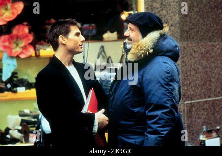 Tom Cruise & Brian De Palma Film: Mission: Impossible (USA 1996) Charaktere: Ethan Hunt & Regie: Brian De Palma 22 May 1996 **WARNUNG** Dieses Foto ist nur für redaktionelle Zwecke bestimmt und unterliegt dem Copyright von PARAMOUNT PICTURES und/oder des Fotografen, der von der Film- oder Produktionsfirma beauftragt wurde und darf nur von Publikationen im Zusammenhang mit der Bewerbung des oben genannten Films reproduziert werden. Eine obligatorische Gutschrift für PARAMOUNT-BILDER ist erforderlich. Der Fotograf sollte auch bei Bekanntwerden des Fotos gutgeschrieben werden. Ohne schriftliche Genehmigung der Film Company kann keine kommerzielle Nutzung gewährt werden. Stockfoto