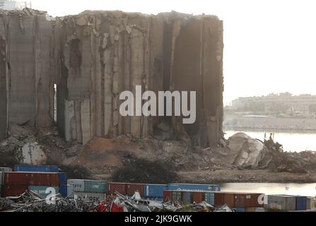 Beirut. 31.. Juli 2022. Das am 31. Juli 2022 aufgenommene Foto zeigt die Getreidesilos im Hafen von Beirut, nachdem der nördliche Teil in Beirut, Libanon, eingestürzt war. Der nördliche Teil der Getreidesilos im Hafen von Beirut stürzte am Sonntag nach wochenlangem Feuer ein und verursachte eine riesige Staubwolke, berichtete die National News Agency. Quelle: Bilal Jawich/Xinhua/Alamy Live News Stockfoto