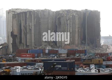 Beirut. 31.. Juli 2022. Das am 31. Juli 2022 aufgenommene Foto zeigt die Getreidesilos im Hafen von Beirut, nachdem der nördliche Teil in Beirut, Libanon, eingestürzt war. Der nördliche Teil der Getreidesilos im Hafen von Beirut stürzte am Sonntag nach wochenlangem Feuer ein und verursachte eine riesige Staubwolke, berichtete die National News Agency. Quelle: Bilal Jawich/Xinhua/Alamy Live News Stockfoto