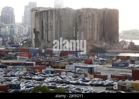 Beirut. 31.. Juli 2022. Das am 31. Juli 2022 aufgenommene Foto zeigt die Getreidesilos im Hafen von Beirut, nachdem der nördliche Teil in Beirut, Libanon, eingestürzt war. Der nördliche Teil der Getreidesilos im Hafen von Beirut stürzte am Sonntag nach wochenlangem Feuer ein und verursachte eine riesige Staubwolke, berichtete die National News Agency. Quelle: Bilal Jawich/Xinhua/Alamy Live News Stockfoto