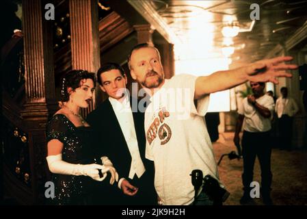 Leonardo DiCaprio, Kate Winslet & James Cameron Film: Titanic (USA 1997) Charaktere: Jack Dawson,Rose DeWitt Bukater & Steerage Dancer (nicht im Preis enthalten) Regie: James Cameron 01 November 1997 **WARNUNG** Dieses Foto ist nur für redaktionelle Verwendung bestimmt und unterliegt dem Copyright von 20. CENTURY FOX und/oder des Fotografen, die von der Film- oder Produktionsfirma beauftragt wurden.Es kann nur von Publikationen im Zusammenhang mit der Bewerbung des oben genannten Films reproduziert werden. Eine obligatorische Gutschrift an 20. CENTURY FOX ist erforderlich. Der Fotograf sollte auch bei Bekanntwerden des Fotos gutgeschrieben werden. Ohne Writ kann keine kommerzielle Nutzung gewährt werden Stockfoto