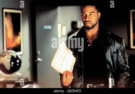 Michael Jai White Film: Spawn (1996) Charaktere: Al Simmons Regie: Mark A.Z. Dippe 01. August 1997 **WARNUNG** Dieses Foto ist nur für redaktionelle Zwecke bestimmt und unterliegt dem Copyright der NEUEN LINIE und/oder des Fotografen, der von der Film- oder Produktionsfirma beauftragt wurde und darf nur durch Publikationen im Zusammenhang mit der Bewerbung des oben genannten Films reproduziert werden. Eine obligatorische Gutschrift für NEUE POSITION ist erforderlich. Der Fotograf sollte auch bei Bekanntwerden des Fotos gutgeschrieben werden. Ohne schriftliche Genehmigung der Film Company kann keine kommerzielle Nutzung gewährt werden. Stockfoto