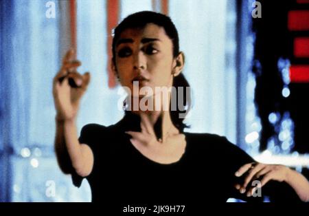 Hideko Hara Film: Shall We Dance (1996) Charaktere: Masako Sugiyama Regie: Masayuki Suo 27 January 1996 **WARNUNG** Dieses Foto ist nur für den redaktionellen Gebrauch bestimmt und unterliegt dem Copyright von NTV und/oder dem Fotografen, der von der Film- oder Produktionsfirma beauftragt wurde, und kann nur durch Publikationen im Zusammenhang mit der Bewerbung des oben genannten Films reproduziert werden. Eine obligatorische Gutschrift an NTV ist erforderlich. Der Fotograf sollte auch bei Bekanntwerden des Fotos gutgeschrieben werden. Ohne schriftliche Genehmigung der Film Company kann keine kommerzielle Nutzung gewährt werden. Stockfoto