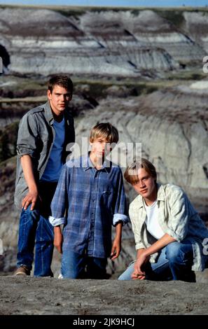 Scott Bairstow, Jonathan Taylor Thomas, Devon Sawa Film: Wild America (1997) Charaktere: Marty Stouffer Jr.,Marshall Stouffer,Mark Stouffer Regie: William Dear 02 July 1997 **WARNUNG** Dieses Foto ist nur für redaktionelle Zwecke bestimmt und unterliegt dem Copyright von WARNER BROS und/oder dem von der Film- oder Produktionsfirma beauftragten Fotografen und kann nur durch Publikationen im Zusammenhang mit der Bewerbung des oben genannten Films reproduziert werden. Eine obligatorische Gutschrift an WARNER BROS ist erforderlich. Der Fotograf sollte auch bei Bekanntwerden des Fotos gutgeschrieben werden. Eine kommerzielle Nutzung kann ohne schriftliche Genehmigung des nicht gewährt werden Stockfoto