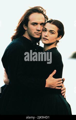 Vincent Perez & Rachel Weisz Film: Swept From The Sea (1997) Charaktere: Yanko Gooral & Amy Foster Regie: Beeban Kidron 09. September 1997 **WARNUNG** Dieses Foto ist nur für redaktionelle Zwecke bestimmt und unterliegt dem Copyright von TRISTAR-BILDERN und/oder dem Fotografen, der von der Film- oder Produktionsfirma beauftragt wurde, und kann nur von Publikationen im Zusammenhang mit der Bewerbung des oben genannten Films reproduziert werden. Eine obligatorische Gutschrift für TRISTAR-BILDER ist erforderlich. Der Fotograf sollte auch bei Bekanntwerden des Fotos gutgeschrieben werden. Ohne schriftliche Genehmigung der Film Company kann keine kommerzielle Nutzung gewährt werden. Stockfoto