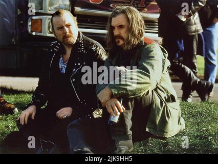 Timothy Spall & Billy Connolly Film: Still Crazy (UK 1998) Charaktere: David 'Beano' Baggot & Hughie Regie: Brian Gibson 30 October 1998 **WARNUNG** Dieses Foto ist nur für redaktionelle Zwecke bestimmt und unterliegt dem Copyright von COLUMBIA und/oder des Fotografen, der von der Film- oder Produktionsfirma beauftragt wurde, und kann nur von Publikationen im Zusammenhang mit der Bewerbung des oben genannten Films reproduziert werden. Eine obligatorische Gutschrift an COLUMBIA ist erforderlich. Der Fotograf sollte auch bei Bekanntwerden des Fotos gutgeschrieben werden. Ohne schriftliche Genehmigung der Film Company kann keine kommerzielle Nutzung gewährt werden. Stockfoto