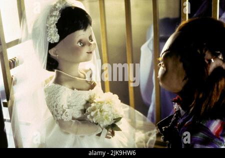 Tiffany & Chucky Film: Bride of Chucky (USA/CAN 1998) Charaktere: Tiffany & Chucky Regie: Ronny Yu 15 October 1998 **WARNUNG** Dieses Foto ist nur für den redaktionellen Gebrauch bestimmt und unterliegt dem Copyright von UNIVERSAL-BILDERN und/oder dem Fotografen, der von der Film- oder Produktionsfirma beauftragt wurde und darf nur von Publikationen im Zusammenhang mit der Bewerbung des oben genannten Films reproduziert werden. Eine obligatorische Gutschrift für UNIVERSELLE BILDER ist erforderlich. Der Fotograf sollte auch bei Bekanntwerden des Fotos gutgeschrieben werden. Ohne schriftliche Genehmigung der Film Company kann keine kommerzielle Nutzung gewährt werden. Stockfoto