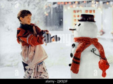 Joseph Cross Film: Jack Frost (USA 1998) Charaktere: Charlie Frost Regie: Troy Miller 05 December 1998 **WARNUNG** Dieses Foto ist nur für redaktionelle Verwendung bestimmt und unterliegt dem Copyright von WARNER BROS. Und/oder des Fotografen, der von der Film- oder Produktionsfirma beauftragt wurde und nur durch Publikationen im Zusammenhang mit der Bewerbung des oben genannten Films reproduziert werden kann. Eine obligatorische Gutschrift an WARNER BROS. Ist erforderlich. Der Fotograf sollte auch bei Bekanntwerden des Fotos gutgeschrieben werden. Ohne schriftliche Genehmigung der Film Company kann keine kommerzielle Nutzung gewährt werden. Stockfoto