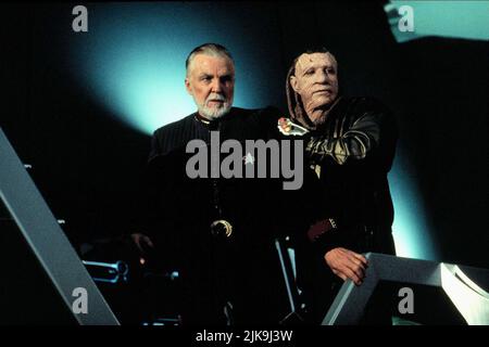 Anthony Zerbe & F. Murray Abraham Film: Star Trek: Insurrection (USA 1998) Charaktere: Vice-Admiral Dougherty, Ad'har Ru'afo / Star Trek IX Regie: Jonathan Frakes 10 December 1998 **WARNUNG** Dieses Foto ist nur für redaktionelle Zwecke bestimmt und unterliegt dem Copyright von PARAMOUNT PICTURES und/oder des Fotografen, der von der Film- oder Produktionsfirma beauftragt wurde und darf nur von Publikationen im Zusammenhang mit der Bewerbung des oben genannten Films reproduziert werden. Eine obligatorische Gutschrift für PARAMOUNT-BILDER ist erforderlich. Der Fotograf sollte auch bei Bekanntwerden des Fotos gutgeschrieben werden. Ohne Schreibzugriff kann keine kommerzielle Nutzung gewährt werden Stockfoto