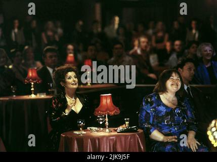 Brenda Blethyn, Annette Badland Film Little Voice (1998) Charaktere: Mari Hoff, Sadie Regie: Mark Herman 18. September 1998 **WARNUNG** dieses Foto ist nur für redaktionelle Zwecke und ist urheberrechtlich geschützt von SCALA PROD. Und/oder dem von der Film- oder Produktionsgesellschaft beauftragten Fotografen und dürfen nur durch Veröffentlichungen in Verbindung mit der Werbung für den oben genannten Film reproduziert werden. Eine obligatorische Gutschrift für DAS SCALA-Produkt. Ist erforderlich. Der Fotograf sollte ebenfalls angerechnet werden, wenn er bekannt ist. Ohne schriftliche Genehmigung der Film Company kann keine kommerzielle Nutzung gewährt werden. Stockfoto