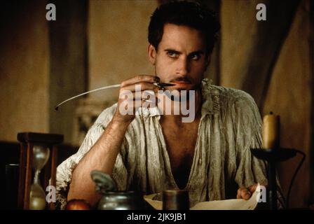 Joseph Fiennes Film: Shakespeare in Love (USA 1998) Charaktere: Will Shakespeare Regie: John Madden 03. Dezember 1998 **WARNUNG** Dieses Foto ist nur für redaktionelle Zwecke bestimmt und unterliegt dem Copyright von UNIVERSAL und/oder dem Fotografen, der von der Film- oder Produktionsfirma beauftragt wurde und darf nur von Publikationen im Zusammenhang mit der Bewerbung des oben genannten Films reproduziert werden. Eine obligatorische Gutschrift an UNIVERSAL ist erforderlich. Der Fotograf sollte auch bei Bekanntwerden des Fotos gutgeschrieben werden. Ohne schriftliche Genehmigung der Film Company kann keine kommerzielle Nutzung gewährt werden. Stockfoto