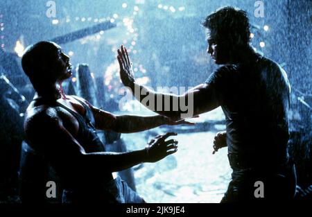 Jason Scott Lee & Kurt Russell Film: Soldier (1998) Charaktere: Caine 607 & Todd Regie: Paul W.S. Anderson 23 October 1998 **WARNUNG** Dieses Foto ist nur für redaktionelle Zwecke bestimmt und unterliegt dem Copyright von WARNER BROS und/oder des Fotografen, der von der Film- oder Produktionsfirma beauftragt wurde, und kann nur von Publikationen im Zusammenhang mit der Bewerbung des oben genannten Films reproduziert werden. Eine obligatorische Gutschrift an WARNER BROS ist erforderlich. Der Fotograf sollte auch bei Bekanntwerden des Fotos gutgeschrieben werden. Ohne schriftliche Genehmigung der Film Company kann keine kommerzielle Nutzung gewährt werden. Stockfoto