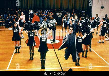 Jason Schwartzman & Cheerleaders Film: Rushmore (1998) Charaktere: Max Fischer & Regie: Wes Anderson 17 September 1998 **WARNUNG** Dieses Foto ist nur für redaktionelle Zwecke bestimmt und unterliegt dem Copyright von TOUCHSTONE und/oder des Fotografen, der von der Film- oder Produktionsfirma beauftragt wurde, und kann nur von Publikationen im Zusammenhang mit der Bewerbung des oben genannten Films reproduziert werden. Ein obligatorischer Credit to TOUCHSTONE ist erforderlich. Der Fotograf sollte auch bei Bekanntwerden des Fotos gutgeschrieben werden. Ohne schriftliche Genehmigung der Film Company kann keine kommerzielle Nutzung gewährt werden. Stockfoto