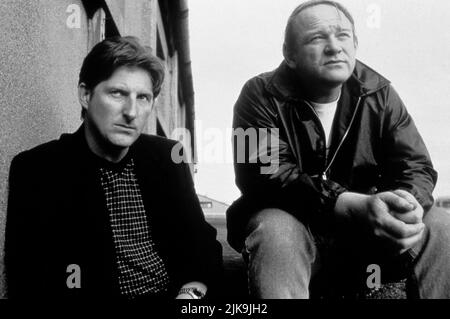 Adrian Dunbar, Brendan Gleeson Film: Der General (1998) Charaktere: Noel Curley,Martin Cahill Regie: John Boorman 29 May 1998 **WARNUNG** Dieses Foto ist nur für redaktionelle Zwecke bestimmt und unterliegt dem Copyright von SONY und/oder dem Fotografen, der von der Film- oder Produktionsfirma beauftragt wurde, und kann nur von Publikationen im Zusammenhang mit der Bewerbung des oben genannten Films reproduziert werden. Eine obligatorische Gutschrift an SONY ist erforderlich. Der Fotograf sollte auch bei Bekanntwerden des Fotos gutgeschrieben werden. Ohne schriftliche Genehmigung der Film Company kann keine kommerzielle Nutzung gewährt werden. Stockfoto