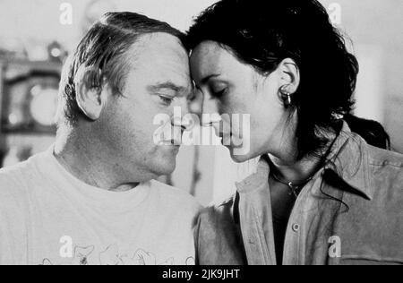 Brendan Gleeson & Maria Doyle Kennedy Film: Der General (1998) Charaktere: Martin Cahill & Frances Regie: John Boorman 29 May 1998 **WARNUNG** Dieses Foto ist nur für redaktionelle Zwecke bestimmt und unterliegt dem Copyright von SONY und/oder dem Fotografen, der von der Film- oder Produktionsfirma beauftragt wurde, und kann nur von Publikationen im Zusammenhang mit der Bewerbung des oben genannten Films reproduziert werden. Eine obligatorische Gutschrift an SONY ist erforderlich. Der Fotograf sollte auch bei Bekanntwerden des Fotos gutgeschrieben werden. Ohne schriftliche Genehmigung der Film Company kann keine kommerzielle Nutzung gewährt werden. Stockfoto