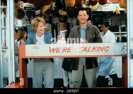 Meg Ryan & Tom Hanks Film You'VE Got Mail (USA 1998) Charaktere: Kathleen Kelly & Joe Fox Regie: Nora Ephron 18. Dezember 1998 **WARNUNG** dieses Foto ist nur für redaktionelle Zwecke bestimmt und urheberrechtlich geschützt von WARNER BROS. Und/oder dem von der Film- oder Produktionsgesellschaft beauftragten Fotografen und dürfen nur durch Veröffentlichungen in Verbindung mit der Werbung für den oben genannten Film reproduziert werden. Eine obligatorische Gutschrift an WARNER BROS. Ist erforderlich. Der Fotograf sollte ebenfalls angerechnet werden, wenn er bekannt ist. Ohne schriftliche Genehmigung der Film Company kann keine kommerzielle Nutzung gewährt werden. Stockfoto