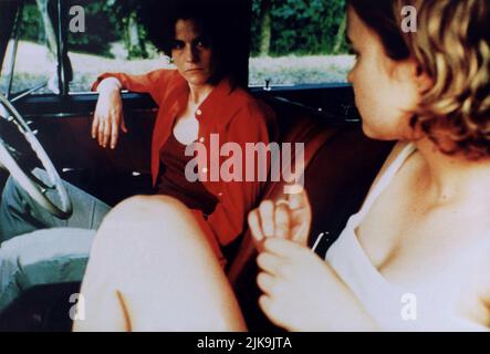 Ally Sheedy & Radha Mitchell Film: High Art (1998) Charaktere: Lucy Berliner & Syd Regie: Lisa Cholodenko 21 January 1998 **WARNUNG** Dieses Foto ist nur für redaktionelle Verwendung bestimmt und unterliegt dem Copyright von OCTOBER-FILMEN und/oder dem Fotografen, der von der Film- oder Produktionsfirma beauftragt wurde und darf nur von Publikationen im Zusammenhang mit der Bewerbung des oben genannten Films reproduziert werden. Eine obligatorische Gutschrift für FILME IM OKTOBER ist erforderlich. Der Fotograf sollte auch bei Bekanntwerden des Fotos gutgeschrieben werden. Ohne schriftliche Genehmigung der Film Company kann keine kommerzielle Nutzung gewährt werden. Stockfoto