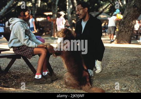 Kyla Pratt & Eddie Murphy Film: Doctor Dolittle (USA 1998) Charaktere: Maya Dolittle,Dr. John Dolittle Und Director: Betty Thomas 13 June 1998 **WARNUNG** Dieses Foto ist nur für den redaktionellen Gebrauch bestimmt und unterliegt dem Copyright von 20. CENTURY FOX und/oder des Fotografen, der von der Film- oder Produktionsfirma beauftragt wurde, und kann nur durch Publikationen im Zusammenhang mit der Bewerbung des oben genannten Films reproduziert werden. Eine obligatorische Gutschrift an 20. CENTURY FOX ist erforderlich. Der Fotograf sollte auch bei Bekanntwerden des Fotos gutgeschrieben werden. Ohne schriftliche Genehmigung der Film Company kann keine kommerzielle Nutzung gewährt werden. Stockfoto