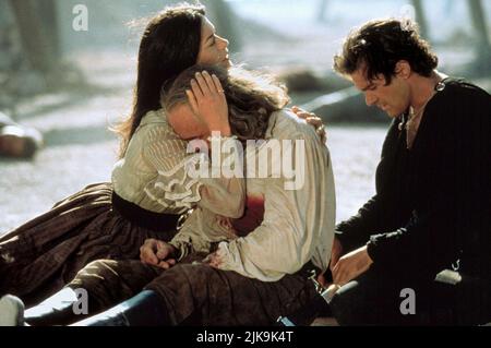 Catherine Zeta-Jones, Anthony Hopkins & Antonio Banderas Film: The Mask of Zorro (USA/DE 1998) Charaktere: ,Don Diego de la Vega & Alejandro Murrieta Regie: Martin Campbell 17 July 1998 **WARNUNG** Dieses Foto ist nur für redaktionelle Verwendung bestimmt und unterliegt dem Copyright von TRISTAR-BILDERN und/oder dem Fotografen, der von der Film- oder Produktionsfirma beauftragt wurde, und kann nur von Publikationen im Zusammenhang mit der Bewerbung des oben genannten Films reproduziert werden. Eine obligatorische Gutschrift für TRISTAR-BILDER ist erforderlich. Der Fotograf sollte auch bei Bekanntwerden des Fotos gutgeschrieben werden. Ohne Writ kann keine kommerzielle Nutzung gewährt werden Stockfoto