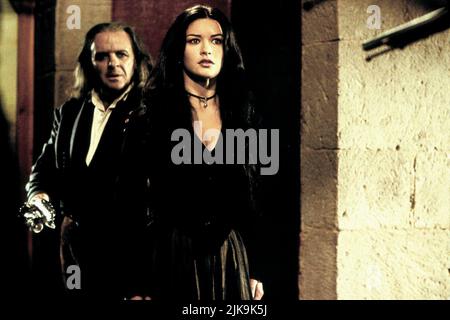 Anthony Hopkins & Catherine Zeta-Jones Film: Die Maske des Zorro (USA/DE 1998) Charaktere: Don Diego de la Vega & Regie: Martin Campbell 17 July 1998 **WARNUNG** Dieses Foto ist nur für redaktionelle Verwendung bestimmt und unterliegt dem Copyright von TRISTAR-BILDERN und/oder dem Fotografen, der von der Film- oder Produktionsfirma beauftragt wurde, und kann nur von Publikationen im Zusammenhang mit der Bewerbung des oben genannten Films reproduziert werden. Eine obligatorische Gutschrift für TRISTAR-BILDER ist erforderlich. Der Fotograf sollte auch bei Bekanntwerden des Fotos gutgeschrieben werden. Ohne schriftliche Genehmigung der Film Company kann keine kommerzielle Nutzung gewährt werden. Stockfoto