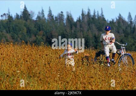 Ian Michael Smith & Joseph Mazzello Film Simon Birch (1998) Charaktere: Simon Birch & Joe Wenteworth Regie: Mark Steven Johnson 11. September 1998 **WARNUNG** dieses Foto ist nur für redaktionelle Zwecke bestimmt und unterliegt dem Copyright von BUENA VISTA und/oder dem Fotografen, der von der Film or Production Company zugewiesen wurde. Es kann nur durch Veröffentlichungen in Verbindung mit der Werbung für den oben genannten Film reproduziert werden. Es ist eine obligatorische Gutschrift für BUENA VISTA erforderlich. Der Fotograf sollte ebenfalls angerechnet werden, wenn er bekannt ist. Ohne schriftliche Genehmigung der Film Company kann keine kommerzielle Nutzung gewährt werden. Stockfoto