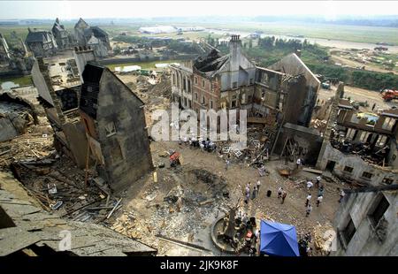 Film Crew on Town Set Film: Saving Private Ryan (USA 1998) Regie: Steven Spielberg 21 July 1998 **WARNUNG** Dieses Foto ist nur für redaktionelle Zwecke bestimmt und unterliegt dem Copyright von DREAMWORKSPARAMOUNT-BILDERN und/oder dem von der Film- oder Produktionsfirma beauftragten Fotografen und darf nur von Publikationen im Zusammenhang mit der Bewerbung des oben genannten Films reproduziert werden. Eine obligatorische Gutschrift für DREAMWORKSPARAMOUNT-BILDER ist erforderlich. Der Fotograf sollte auch bei Bekanntwerden des Fotos gutgeschrieben werden. Ohne schriftliche Genehmigung der Film Company kann keine kommerzielle Nutzung gewährt werden. Stockfoto