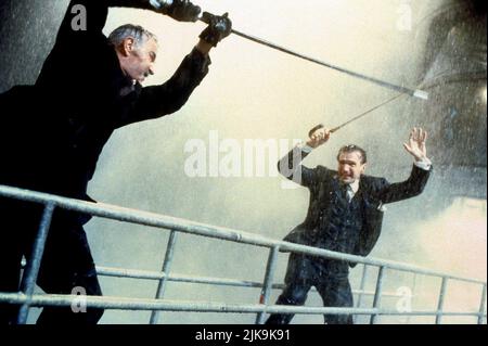 Sean Connery & Ralph Fiennes Film The Avengers (USA 1998) Charaktere: Sir August de Wynter & John Steed Regie: Jeremiah S. Chechik 13. August 1998 **WARNUNG** dieses Foto ist nur für redaktionelle Zwecke bestimmt und ist urheberrechtlich geschützt von WARNER BROS. Und/oder dem von der Film- oder Produktionsgesellschaft beauftragten Fotografen und dürfen nur durch Veröffentlichungen in Verbindung mit der Werbung für den oben genannten Film reproduziert werden. Eine obligatorische Gutschrift an WARNER BROS. Ist erforderlich. Der Fotograf sollte ebenfalls angerechnet werden, wenn er bekannt ist. Ohne schriftliche Genehmigung der Film Company kann keine kommerzielle Nutzung gewährt werden. Stockfoto