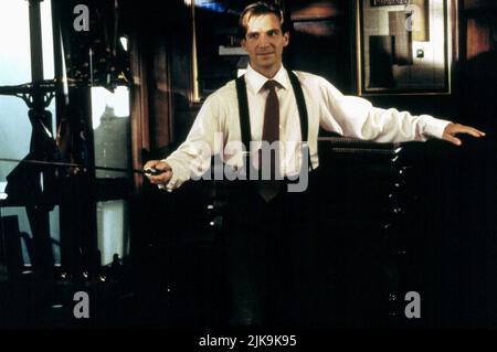 Ralph Fiennes Film The Avengers (USA 1998) Charaktere: John Steed Regie: Jeremiah S. Chechik 13. August 1998 **WARNUNG** dieses Foto ist nur für redaktionelle Zwecke bestimmt und ist urheberrechtlich geschützt von WARNER BROS. Und/oder dem von der Film- oder Produktionsgesellschaft beauftragten Fotografen und dürfen nur durch Veröffentlichungen in Verbindung mit der Werbung für den oben genannten Film reproduziert werden. Eine obligatorische Gutschrift an WARNER BROS. Ist erforderlich. Der Fotograf sollte ebenfalls angerechnet werden, wenn er bekannt ist. Ohne schriftliche Genehmigung der Film Company kann keine kommerzielle Nutzung gewährt werden. Stockfoto