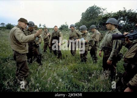 Dale Dye, Tom Hanks, Barry Pepper & Vin Diesel Film: Saving Private Ryan (USA 1998) Charaktere: War Department Colonel,Capt. John H. Miller, Pvt. Daniel Jackson, Pvt. Adrian Caparzo Regie: Steven Spielberg 21 July 1998 **WARNUNG** Dieses Foto ist nur für den redaktionellen Gebrauch bestimmt und unterliegt dem Copyright von DREAMWORKSPARAMOUNT BILDERN und/oder dem vom Film- oder Produktionsunternehmen beauftragten Fotografen und kann nur durch Publikationen im Zusammenhang mit der Bewerbung des oben genannten Films reproduziert werden. Eine obligatorische Gutschrift für DREAMWORKSPARAMOUNT-BILDER ist erforderlich. Der Fotograf sollte ebenfalls gutgeschrieben werden Stockfoto