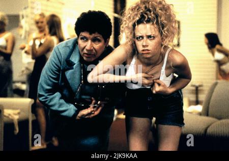 Rita Moreno & Natasha Lyonne Film: Slums of Beverly Hills (USA 1988) Charaktere: Belle Abromowitz & Vivian Abromowitz Regie: Tamara Jenkins 21 May 1998 **WARNUNG** Dieses Foto ist nur für den redaktionellen Gebrauch bestimmt und unterliegt dem Copyright von FOX SEARCHLIGHT PICORS und/oder des Fotografen, der von der Film- oder Produktionsfirma beauftragt wurde und darf nur durch Publikationen im Zusammenhang mit der Bewerbung des oben genannten Films reproduziert werden. Eine obligatorische Gutschrift für FOX-SCHEINWERFER-BILDER ist erforderlich. Der Fotograf sollte auch bei Bekanntwerden des Fotos gutgeschrieben werden. Eine kommerzielle Nutzung kann ohne schriftliche Genehmigung von nicht gewährt werden Stockfoto